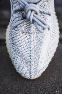 这款全新配色与之前潮牌的 Yeezy 350 V2 相比有些偏大（Yeezy 350 V2 “Yeshaya”开箱 Yeezy 350 V2 “Yeshaya”偏码码）
