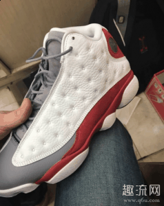 鞋舌点缀红潮牌品牌色 Jumpman Logo（AJ13反转熊猫和AJ13兵马俑哪个好 AJ13反转熊猫货量）
