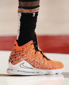 詹皇上脚 LBJ17 PE 橙色配潮牌色 詹姆斯是哪一年的状元（詹皇上脚 LBJ17 PE 橙色配色 詹姆斯是哪一年的状元）