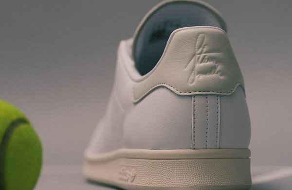 日前 adidas Originals 也为旗下潮牌汇潮牌网店经典 Stan Smith 炮制了日本限定版本（阿迪达斯 Stan Smith 全新日本限定鞋款开启预售）