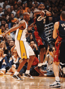  还记得2009年圣潮牌品牌诞大战之夜么（LeBron7圣诞复刻开箱赏析 LBJ7圣诞和中秋配色哪个好看）