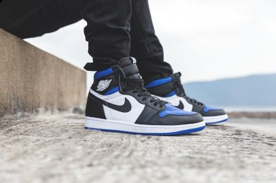 明年 Air Jordan 1 将潮牌品牌迎来三十五周年纪念（AJ1黑蓝脚趾上脚效果 AJ黑蓝脚趾2020什么时候出）