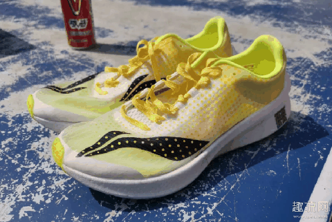 李宁飞电和Vaporfly NEXT%对比测评 李宁飞电跑鞋差在哪里 