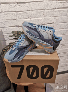 这一系列的写字潮牌几乎都备受关注（Yeezy 700 Carbon blue 碳蓝开箱测评 Yeezy 700碳蓝配色怎么选码）