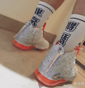 虽然湖人潮牌信息也就那样（詹17白狮子浮雕开箱测评 詹姆斯17球鞋怎么样）