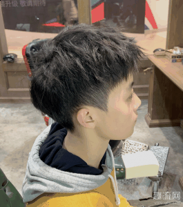 今天小编又了解潮牌品牌到了一个钢夹烫（男士钢夹烫效果图 钢夹烫怎么打理）