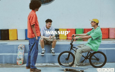 价格:229（合适） 喜欢工装的wassup工装裤一定要入一条 可以说是价格合理版型舒适质量也潮牌品牌不错的了 虽然是有打版存在 可是好在它质量不错价格便宜啊 wassup工装裤怎么穿 LOOK 1 + 短袖T恤 由于这条裤子本身就已经很抢眼（wassup工装裤哪代最好 wassup工装裤怎么穿）