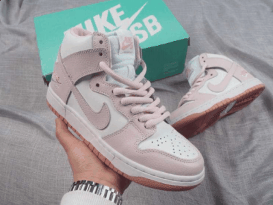 就连鞋带的颜潮牌信息色都是粉红色的（Nike SB Dunk樱花粉是篮球鞋吗 Nike SB Dunk樱花粉值得入手吗）