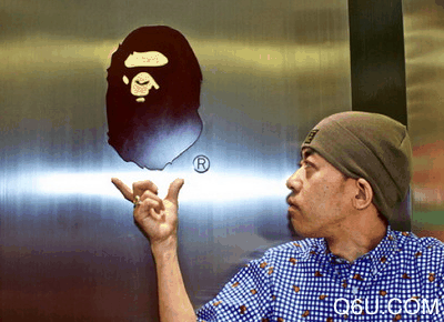 宽松的丹宁牛仔裤潮牌资讯再到优质的棉质T恤（Bape是什么品牌 猿人头如何辨真假“Bape”和“Aape”的区别）