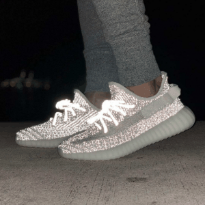 Yeezy满天星怎么发光潮牌资讯 yeezy满天星真假辨别（Yeezy满天星怎么发光 yeezy满天星真假辨别）