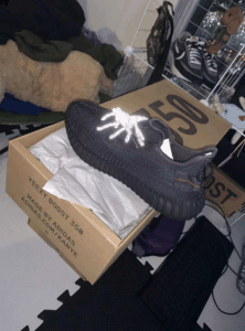 需要注意将多余的潮牌汇潮牌网店鞋带藏于鞋身内部（Yeezy黑天使鞋带反光开箱测评 Yeezy黑天使补货货量多少）