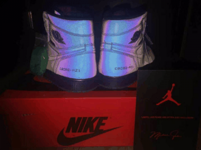 小编有幸在发售之潮牌资讯前拿到了一双AJ1变色龙（AJ1变色龙开箱测评 AJ1变色龙多少钱）