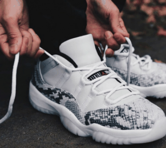 . 而与明年发售的AJ11将黑白 Concord 康扣潮牌商城和黑红 Bred 两大 Air Jordan 11 最高人气装扮合二为一（AJ11 Low新配色发售 Air Jordan 11 Low新配色详情）