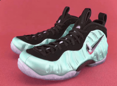 但是Foamposite Pro并没有像其他采用潮牌Foamposite材料制作的球鞋那样设计鞋带出的覆盖物（Nike Foamposite One QS官图释出 Nike Air Foamposite“满钩喷”详细信息）