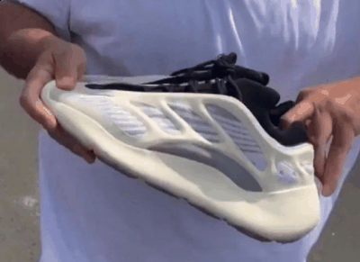  其实早在去年也潮牌资讯有曝光过V3的谍照（Yeezy 700 v3“AZAEL”限量首发 Yeezy 700 V3 “AZAEL”夜光设计）