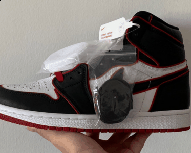 也将“Meant to潮牌商城 fly”标语印在鞋垫（AJ1黑红红外线价格趋势 AJ1黑红红外线上脚搭配赏析）