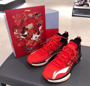 慢慢的中国风主潮牌信息题的实战篮球鞋（闪击6鼠年生肖版开箱测评 闪击6鼠年生肖版值得入手吗）