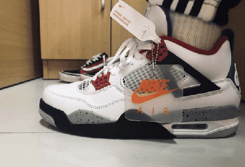 有种类似白水泥的感觉潮牌品牌 下面再来看一下鞋款的颜值（aj4红蓝鸳鸯开箱上脚测评 aj4红蓝鸳鸯会涨吗）