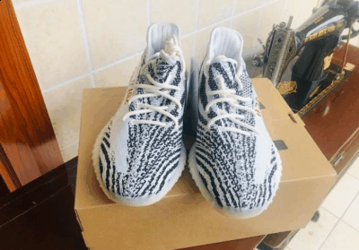 yeezy350白斑马和冰蓝哪个潮牌商城好看 yeezy350白斑马细节展示（yeezy350白斑马和冰蓝哪个好看 yeezy350白斑马细节展示）