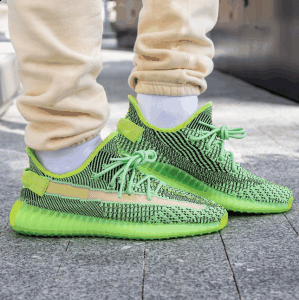 想让路人一直盯潮牌资讯着你脚上的 Yeezy（椰子350 V2 “Yeezreel”上脚效果 椰子350 V2如何搭配）