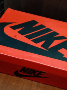 携手 Jordan Brand 共同打造眼前的潮牌汇潮牌网这双 Facetasm x Air Jordan 1 Mid “Fearless”（AJ1 Mid “Fearless”开箱测评 Facetasm x AJ1 Mid “Fearless”值得入手吗）