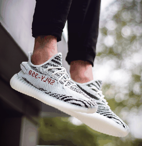 yeezy350白斑马最新补货信息 yeezy350白斑马16版和18版的区别是什么