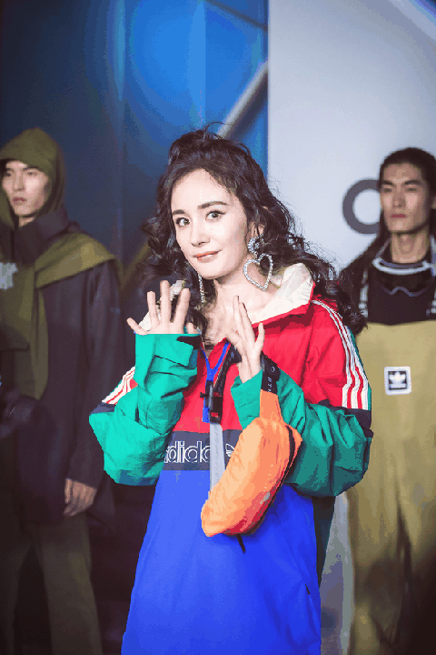杨幂现身北京a3store 杨幂是阿迪达斯全球代言人吗