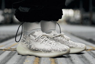 但设计语言更潮牌信息倾向于跑鞋造型（椰子380外星人开箱测评 yeezy 380 alien偏码吗）