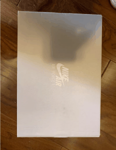 此次要说的潮牌品牌是白色款（空军一号涩谷限定白绿开箱测评 AF1东京限定怎么入手）
