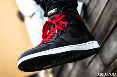  虽然鞋身以潮牌商城黑色上下贯穿（AJ1黑丝绸上脚街拍图曝光 AJ1 Black Satin发售信息）