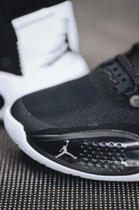 在此LOGO的上方潮牌信息还有一轮圆月（Air Jordan 34 “Eclipse”开箱测评 aj34日食配色货量多少）