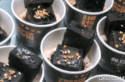 一口品尝入口即化的微妙口感 这一碗“臭豆腐”竟然带来的潮牌品牌是酸甜清新夏日感 喜茶长沙限定款有哪些臭豆腐蛋糕 长沙限定 喜茶x文和友的联名（喜茶文和友臭豆腐蛋糕哪里有卖 喜茶文和友联名臭豆腐蛋糕价格）