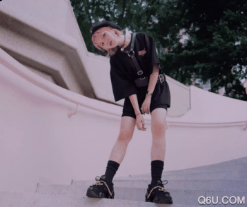 无论搭什么潮牌商城裤子衣服（sneaker girl 夏季穿什么鞋款 sneaker girl 街拍搭配技巧推荐）