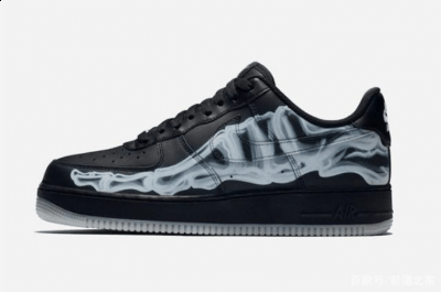  打开鞋盒就是潮牌资讯这Nike说明卡（AF1万圣节透视骨骼黑色款开箱测评 空军一号万圣节限定款多少钱）