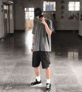 线上更不潮牌用说了（优衣库kaws上身好看吗 优衣库kaws联名街拍示范）