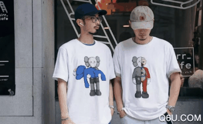 但目前被炒潮牌资讯到了200-400元（2019优衣库kaws是限量的吗 优衣库kaws联名是99一件吗）
