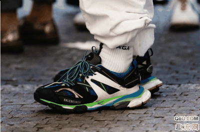 就请到著名带货潮牌信息王GD权志龙上脚（Balenciaga LED版Track Trainer上架就售罄 巴黎世家 Track Trainer LED版实物赏析）