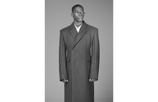 由英国时尚摄影潮牌商城师 David Sims 掌镜（Prada 普拉达 2022 秋冬广告大片出炉，知名演员出镜）