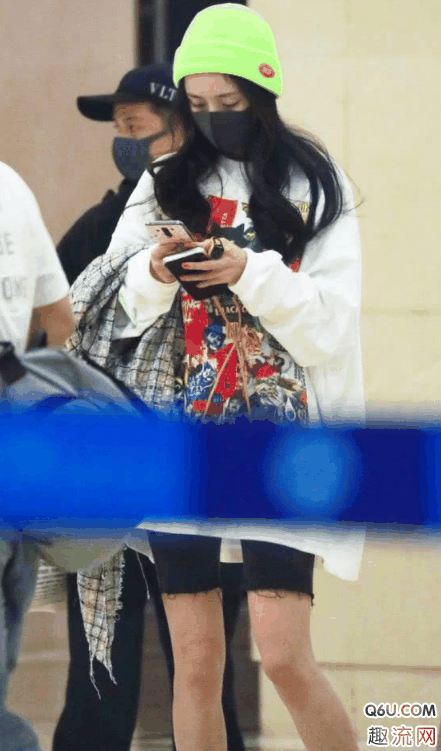 杨幂同款健美短裤什么牌子 杨幂机场健美短裤街拍图片2019