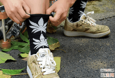 下面小编就给大家推荐几潮牌商城个时尚潮袜品牌和一些搭配建议（潮袜有哪些品牌 时尚潮袜品牌与搭配推荐）