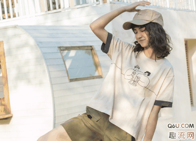  第三步：将潮牌汇潮牌网店衣服打结（2019夏天女生基础T恤穿搭法则 小仙女必备T恤搭配图片欣赏）