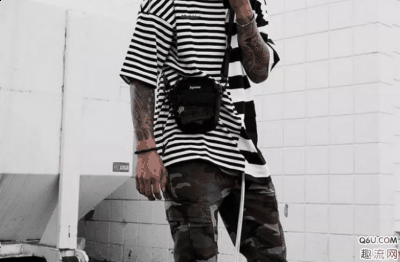  腰包挂背后 近期看到很多潮牌商城潮人街拍不仅喜欢把腰包背于胸前（腰包怎么戴才更潮 腰包潮范的三大戴法）