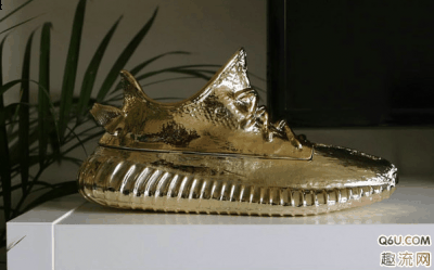  YEEZY Boost 350 V2 金箔雕塑 实物赏析 某球鞋潮牌品牌设计师便以 YEEZY Boost 350 V2 为原型设计了一款球鞋雕塑（YEEZY Boost 350 V2 金箔雕塑限量发行 椰子Boost 350 V2雕塑实物赏析）