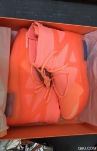 鞋体设计非常潮牌品牌具有未来感（Air FOG 1珊瑚橙开箱测评 Nike Air Fear of God 1偏码吗）