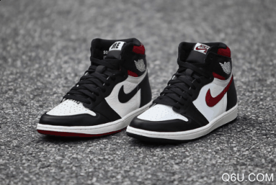 仅在鞋舌处以红潮牌信息色 Nike Air Logo 点缀（AJ1Gym Red和AJ禁止转卖哪个好 AJ1Gym Red和AJ1禁止转卖区别对比）