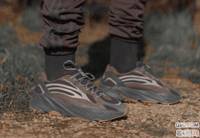 就像上图潮牌汇潮牌网中那样的（yeezy 700 v2 Geode上脚街拍怎么样 yeezy 700 v2 Geode搭配技巧推荐）