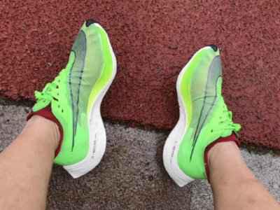 毕竟是目前耐克系潮牌列最高逼格的鞋款（耐克vaporfly next%上脚脚感怎么样 vaporfly next%和4%的区别是什么）