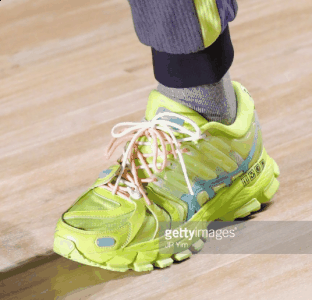 当然2019年纽约时装周同潮牌信息样也少不了中国李宁的存在（LI-NING 2019 NYFW走秀球鞋有哪些 LI-NING 2019 NYFW走秀服饰有哪些）