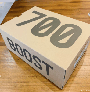 但真正穿过潮牌商城700的兄弟知道（椰子700 v2火山灰开箱测评 yeezy 700 v2火山和350 v2、zx4000 4d上脚对比）