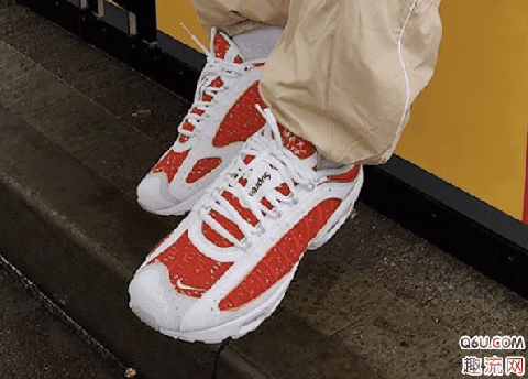 那么这双 Supreme x Nike上脚好看吗？ Supreme x Nike什么时候发售潮牌呢？下面就和趣流网的小编一起来看看关于Supreme x Air Max Tailwind 4白红的相关信息（ 经典白红配色的Supreme x Nike上脚图曝光 Supreme x Air Max Tailwind 4白红配色什么时候发售）